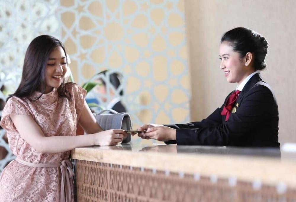 Hotel Santika Gresik Exterior photo